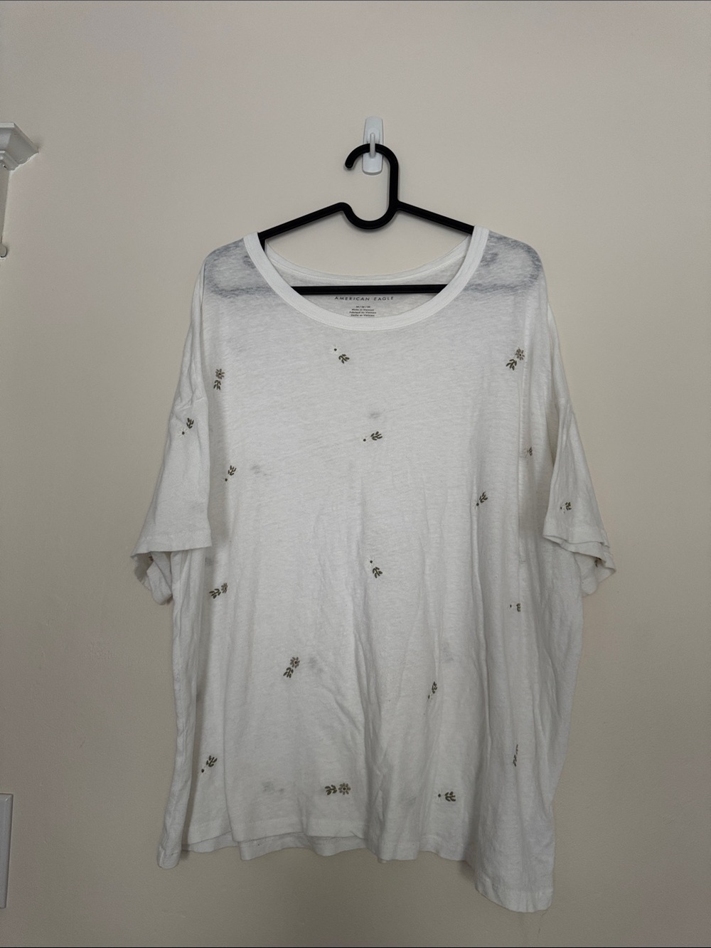 American Eagle Outfitters White Tee with Tiny Olive Floral Motif